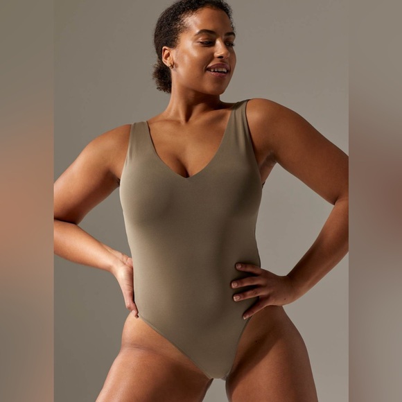 Aritzia Tops - Aritzia Babaton V Neck Bodysuit Large